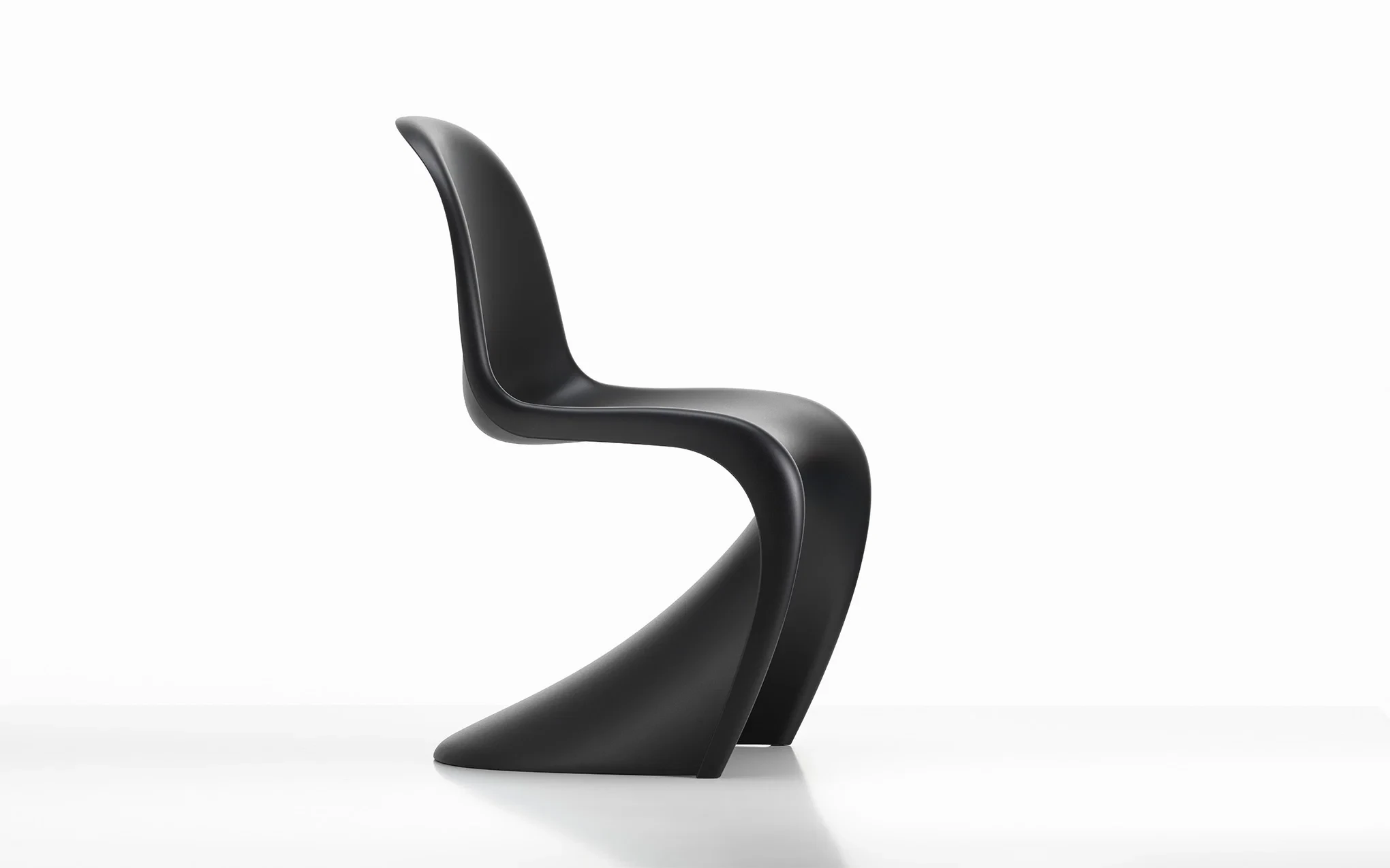 Vitra Verner Panton chair in black, side view showing the cantilever curve